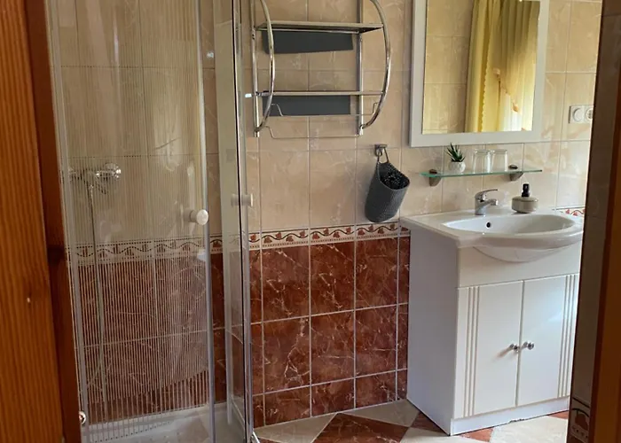 ベッド・アンド・ブレックファスト Ambrozia ナジカニジャ